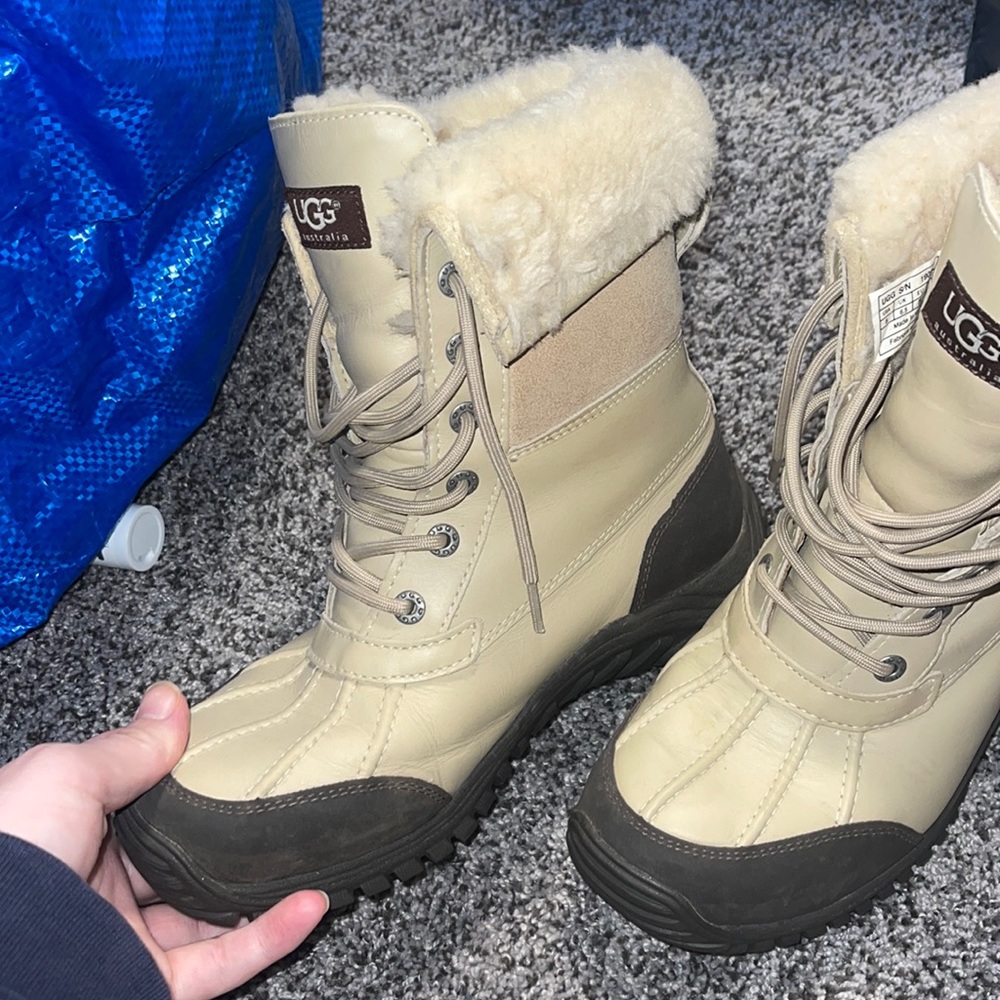 Ugg Women's Adirondack Snow Boot, Size 8, cream and black, insulated and line - Picture 3 of 11